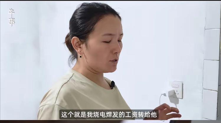 江苏常州一车间里，女焊工陈美华月入上万，却每月上交15000块给老公。亲戚私下嘲