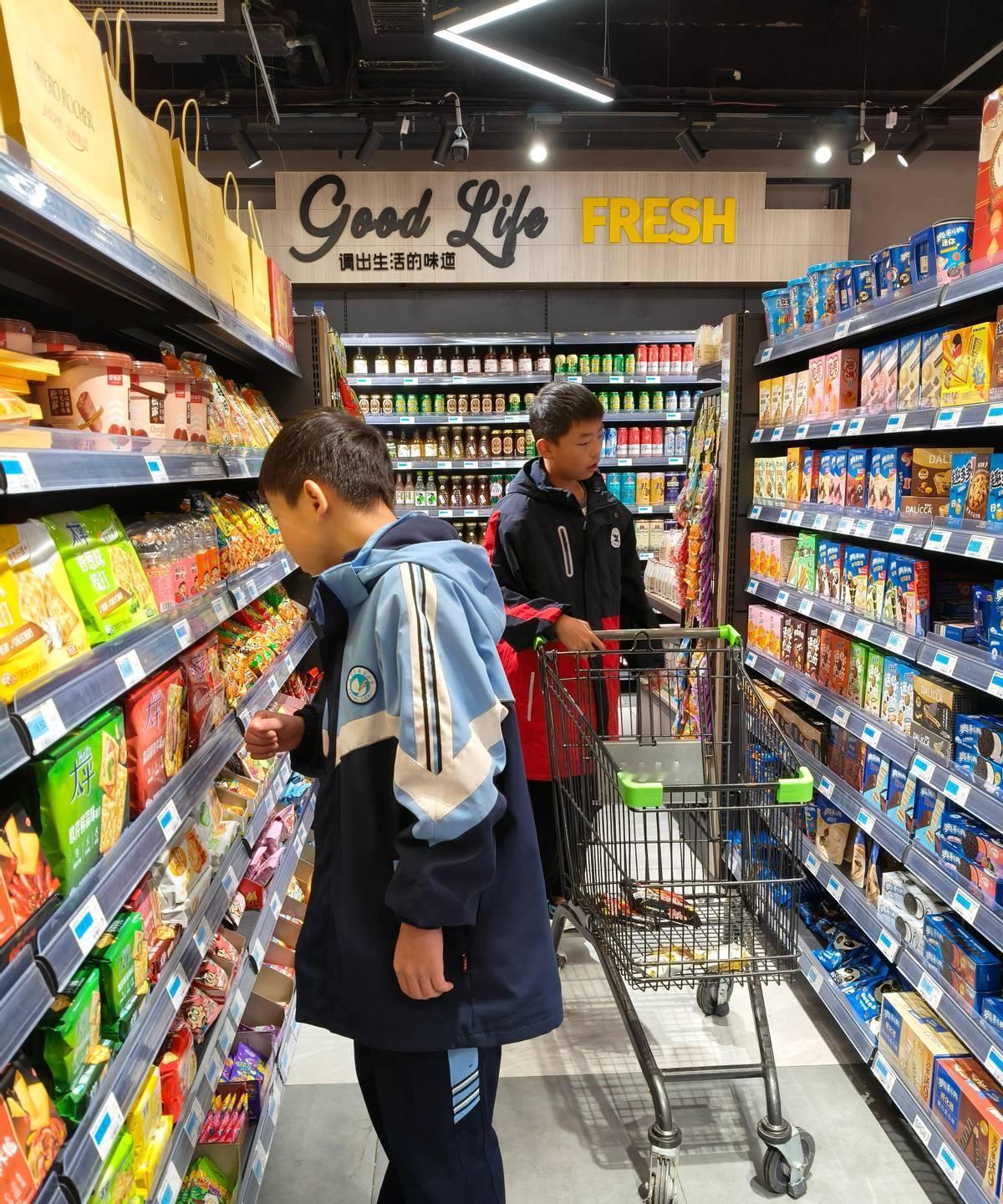 一个二线城市爸爸工资刚到卡，他坐下来把房贷两千、俩娃补习六百、红白喜事三百、通勤