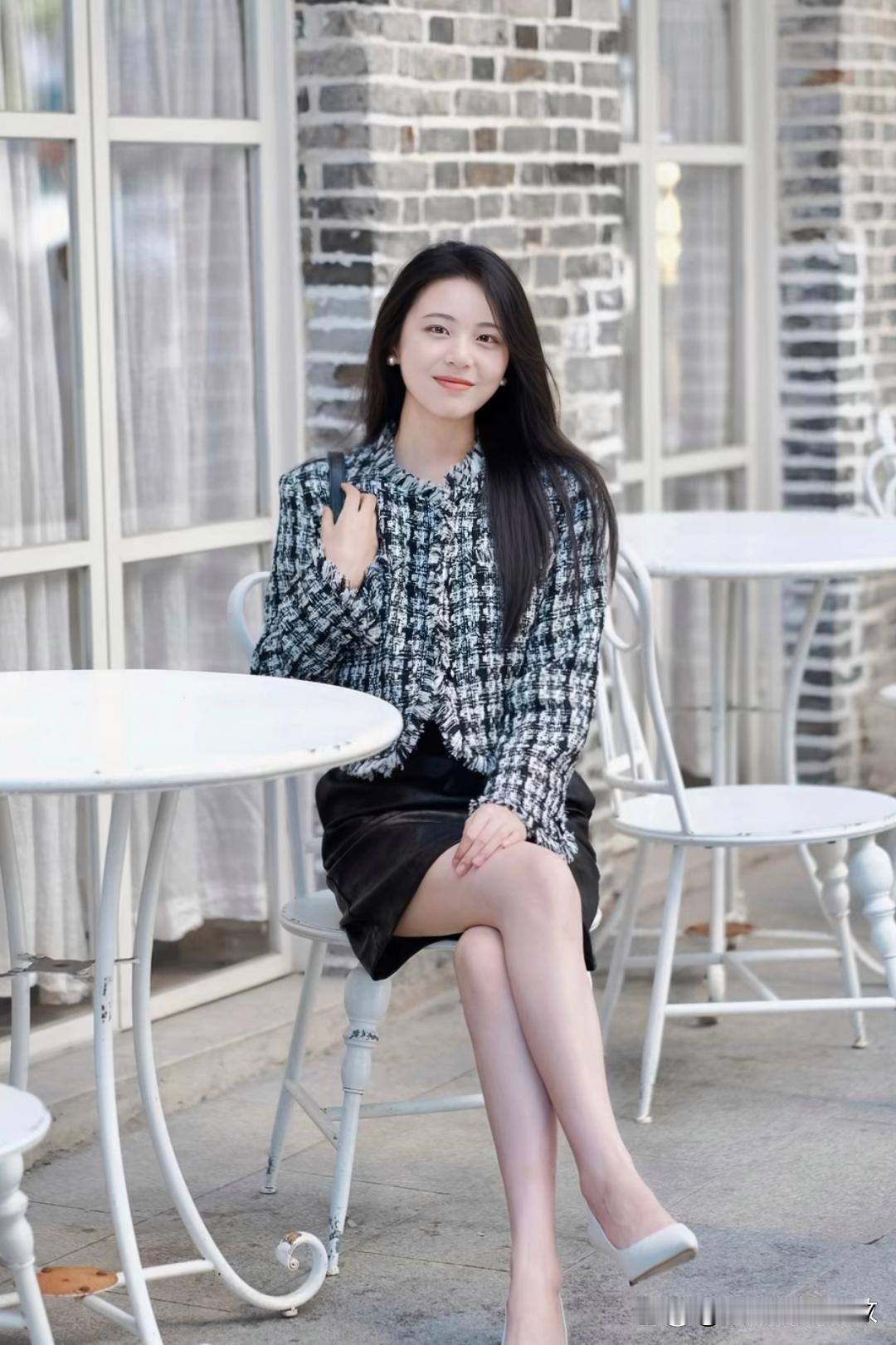 在优雅咖啡馆里，时尚穿搭和微笑的魅力简直绝配。现在“咖啡店ootd”搜索量一年暴