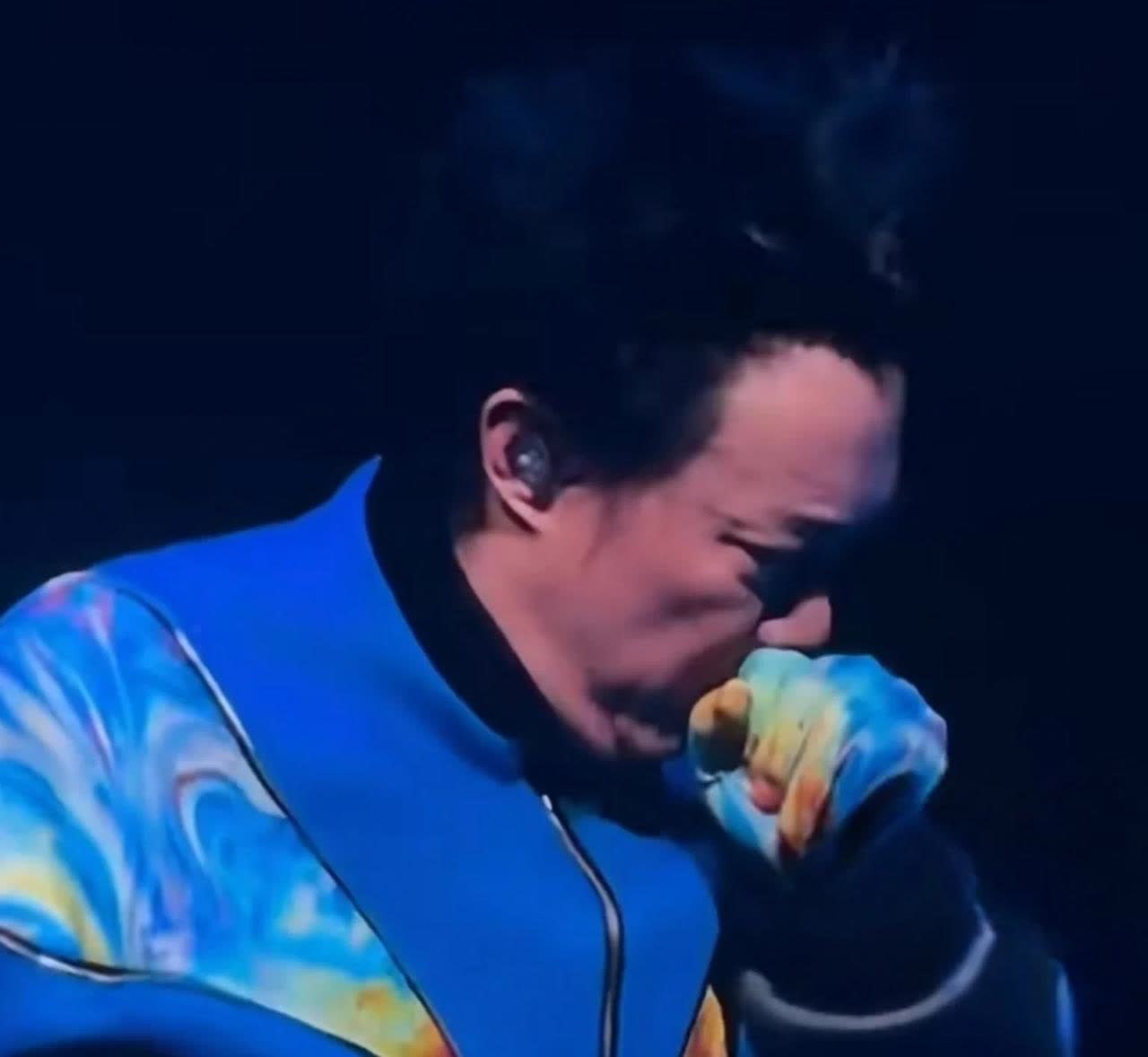 陈奕迅，你糊涂啊！为什么刚康复就强撑上台？5月19日刚发叉烧图说