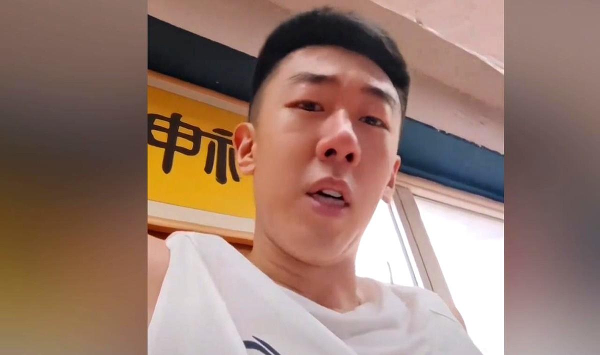 就在昨晚，王少杰开启直播亲口回复球迷的提问，他找杜锋请好假安安心心待在家里做着