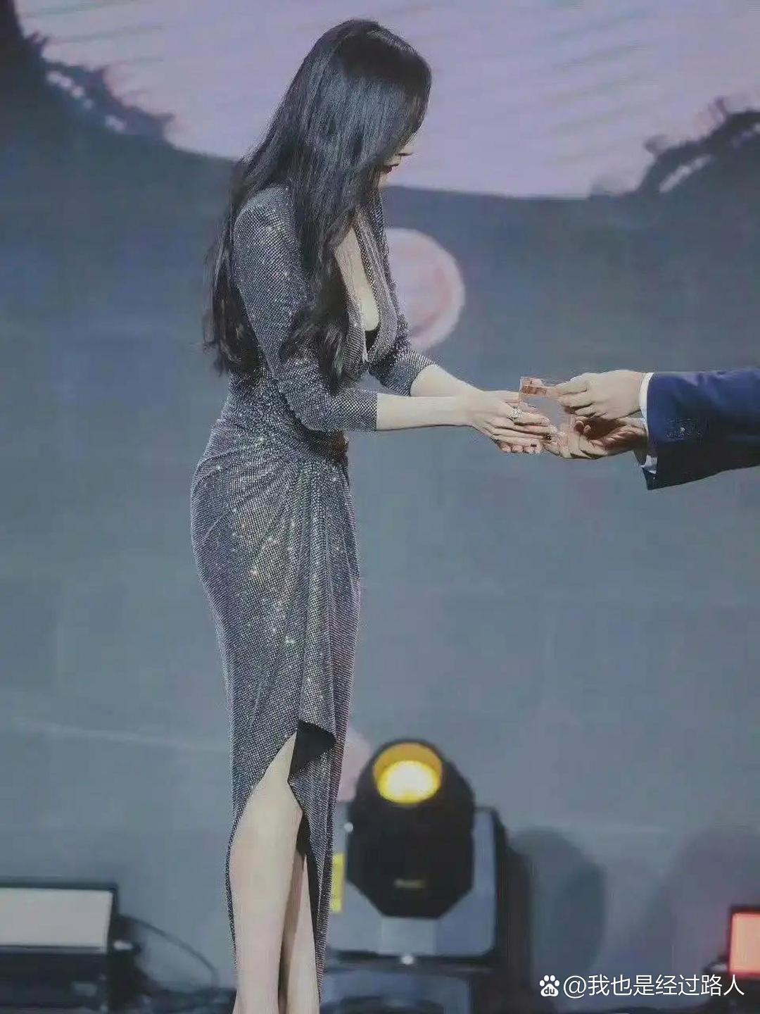 看一下这张照片，这是倪萍和儿子的一张合影。儿子已长成可以依靠的男子汉，倪萍脸上