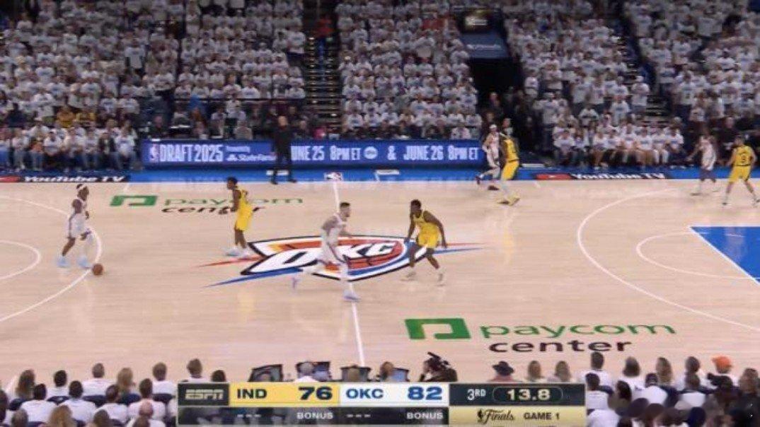 北京时间6与1日，NBA官方发布总决赛地板样式，经典的中圈奥布莱恩金杯（总冠军奖