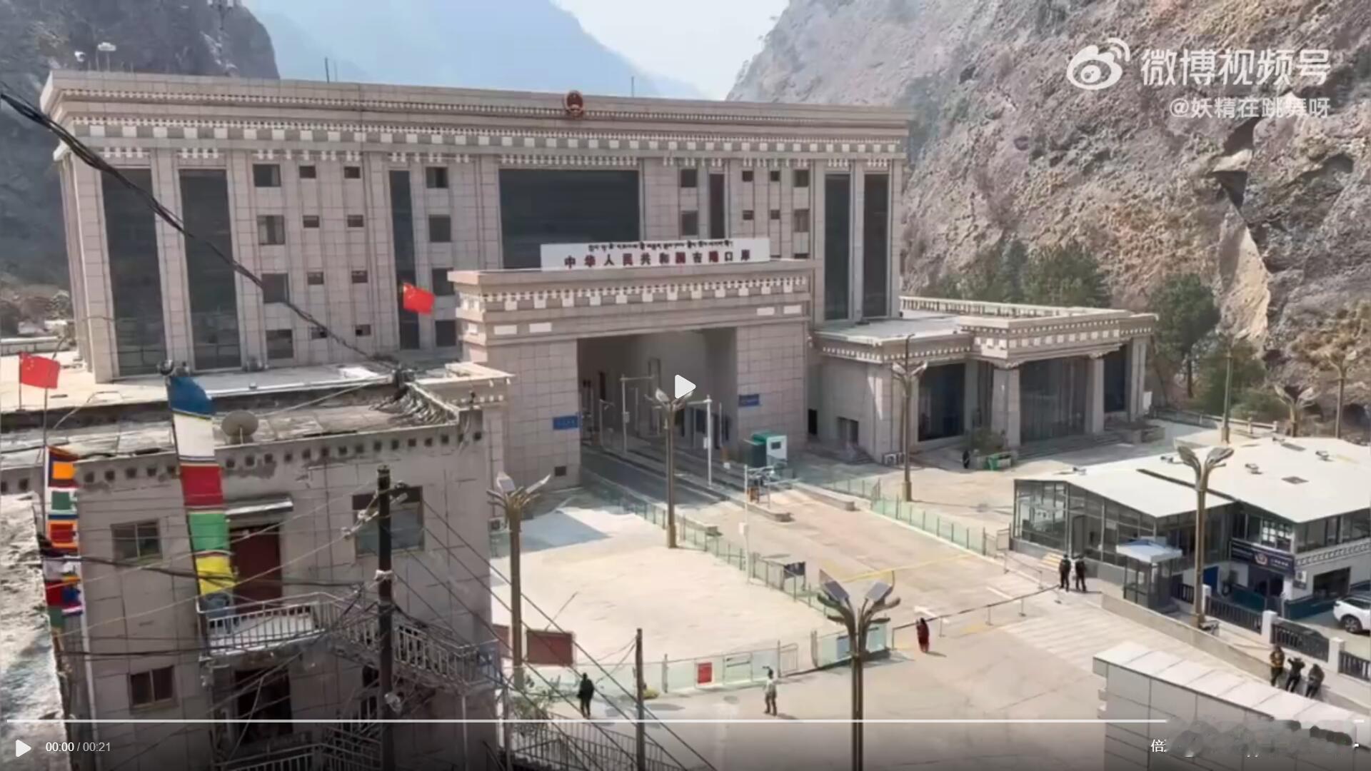 那么坚固的钢混结构大楼，曾经扛住了8级地震，但面对这样大规模的冰川土石碎屑流，还