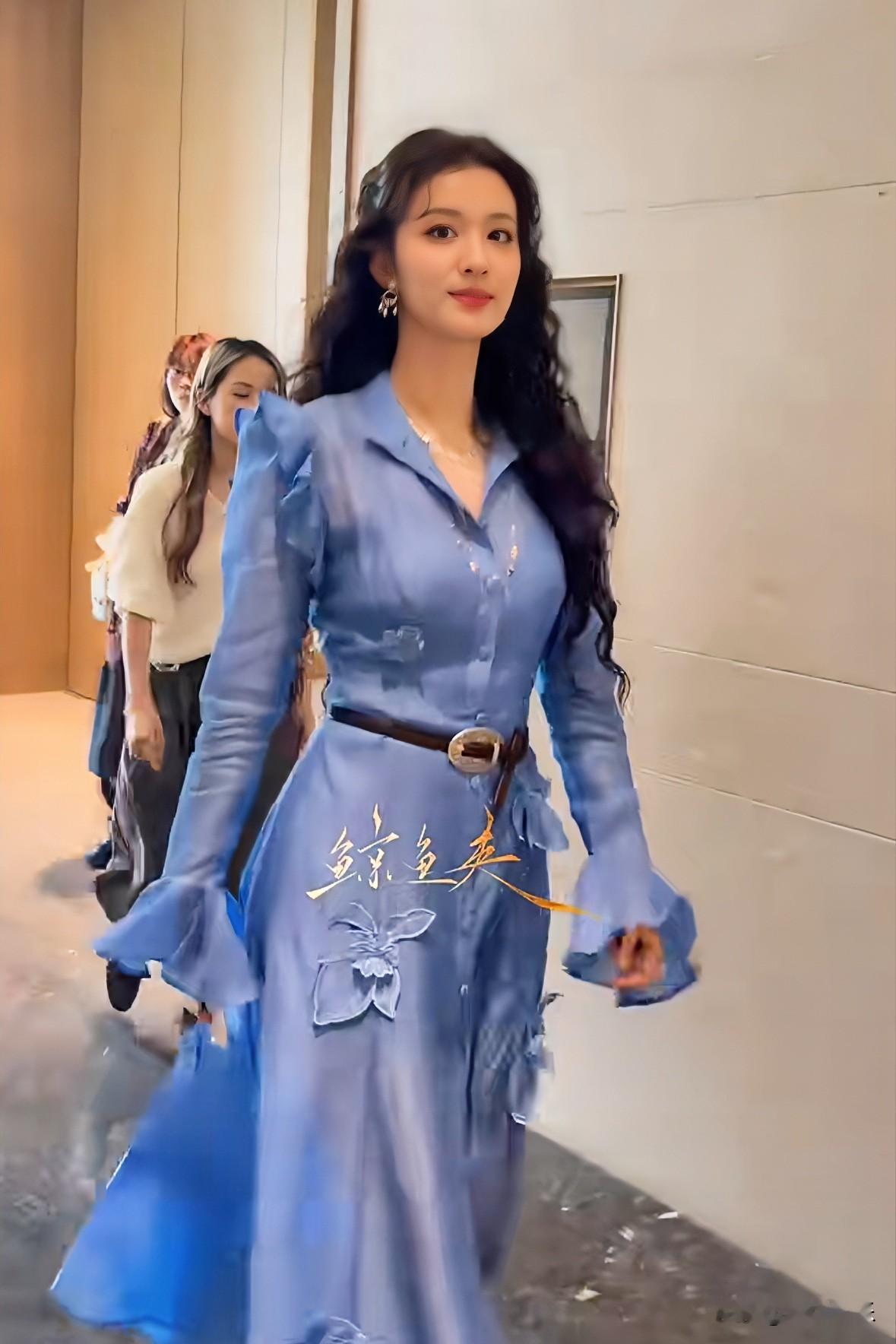 王楚然生图亮相，这身裙子好丑，还配得上小刘亦菲吗？王楚然现身品牌活动，一身蓝色长裙搭配大波浪卷发，还