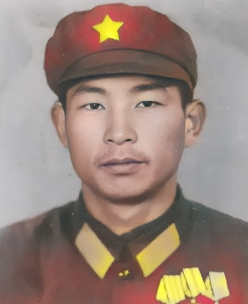 1980年，十几名越军将小战士许明习团团围住，见他孤身一人，便想生擒回去邀功。弹