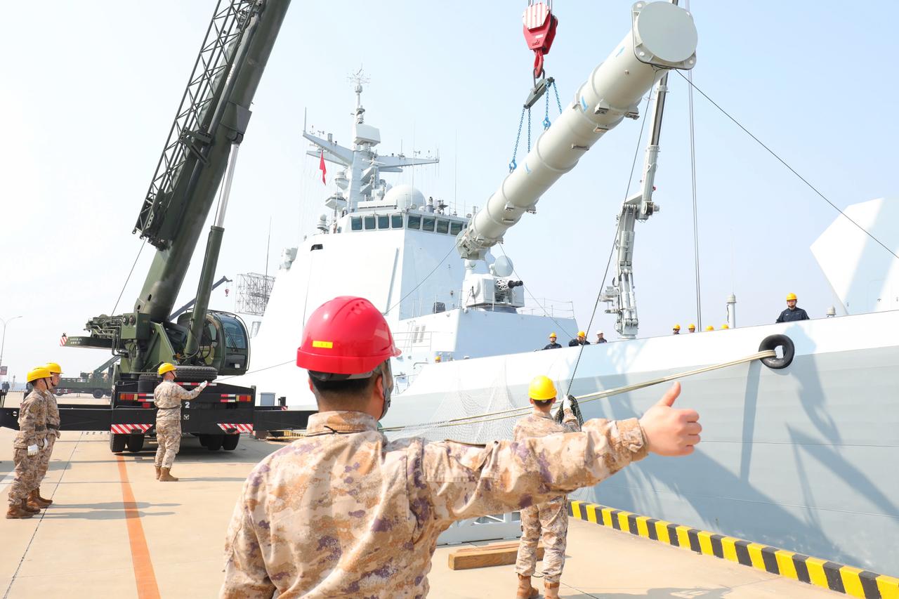 据说是最新批次052D驱逐舰在吊装鹰击-18导弹（图1~2）——鹰击-1