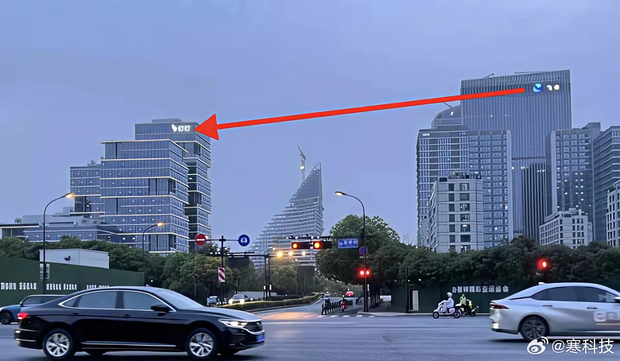 钉钉大楼换LOGO硬刚飞书，网友：商战总是朴实无华。网传钉钉CEO陈航（花名