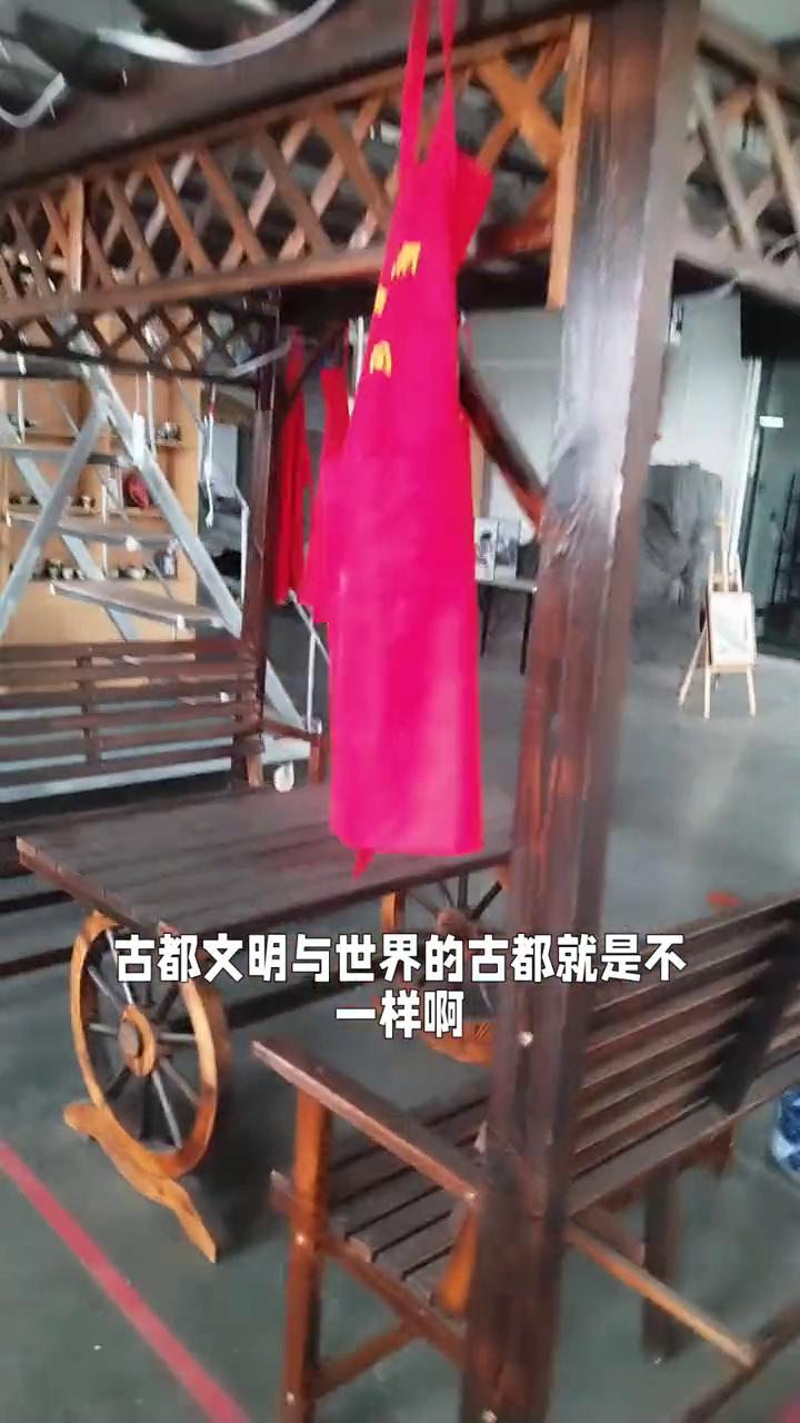 你看这个气球是怎么上来的？车子能爬上来。看见没？还挺好奇的。车子能爬到四楼上面来