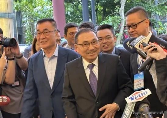 侯友宜祝福李四川今天晚上，新北市长侯友宜在受访时祝福李四川赢下与黄国昌的问卷对