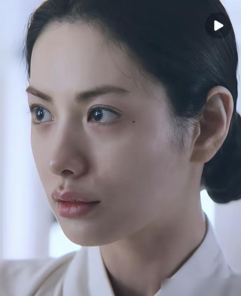 韩国女演员林珍娜，点赞了一条骂自己整容过度的视频。新剧《挑情丑闻》里，她演个朝鲜时代的寡妇，上唇却鼓