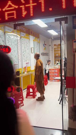 出家人不是不碰金银，不爱钱吗？怎么来彩票店买彩票了？难道和尚也想一夜暴富？彩
