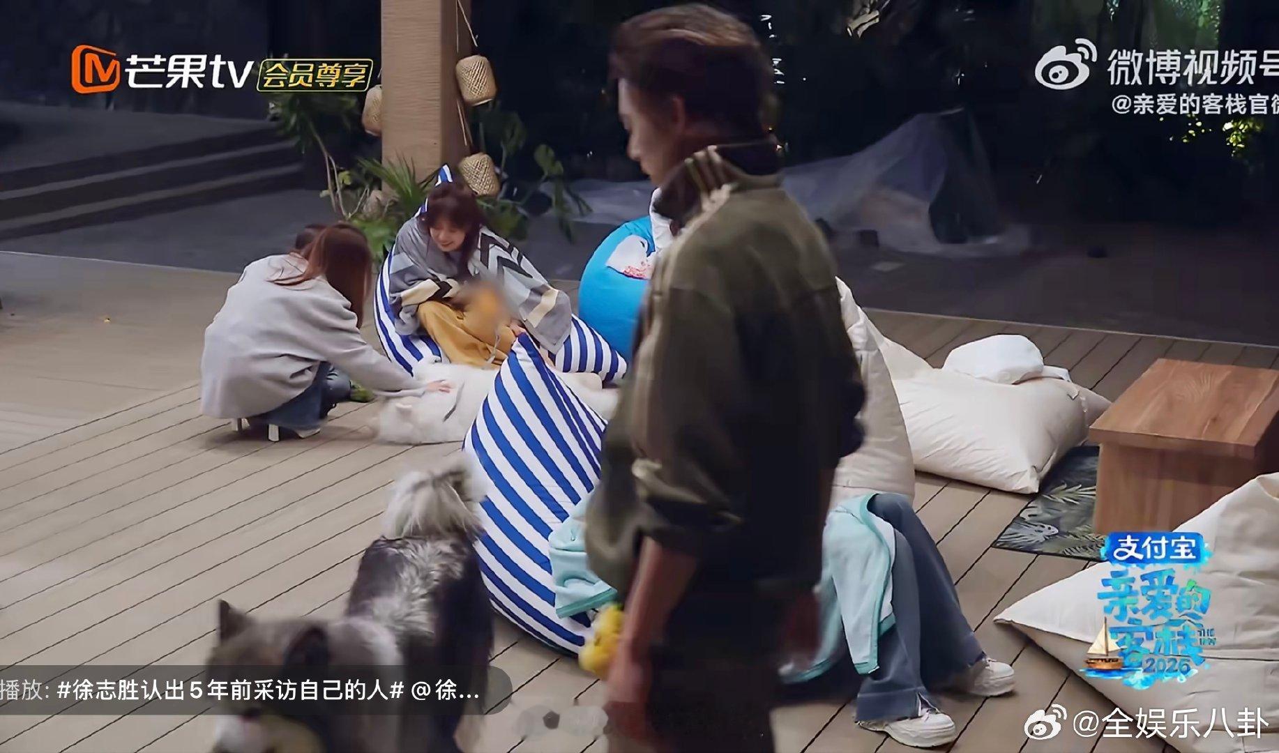 王鹤棣遛狗吵醒沈月亲爱的客栈沈月熟睡中被王鹤棣和狗狗意外吵醒，懵懵的样子超萌，棣