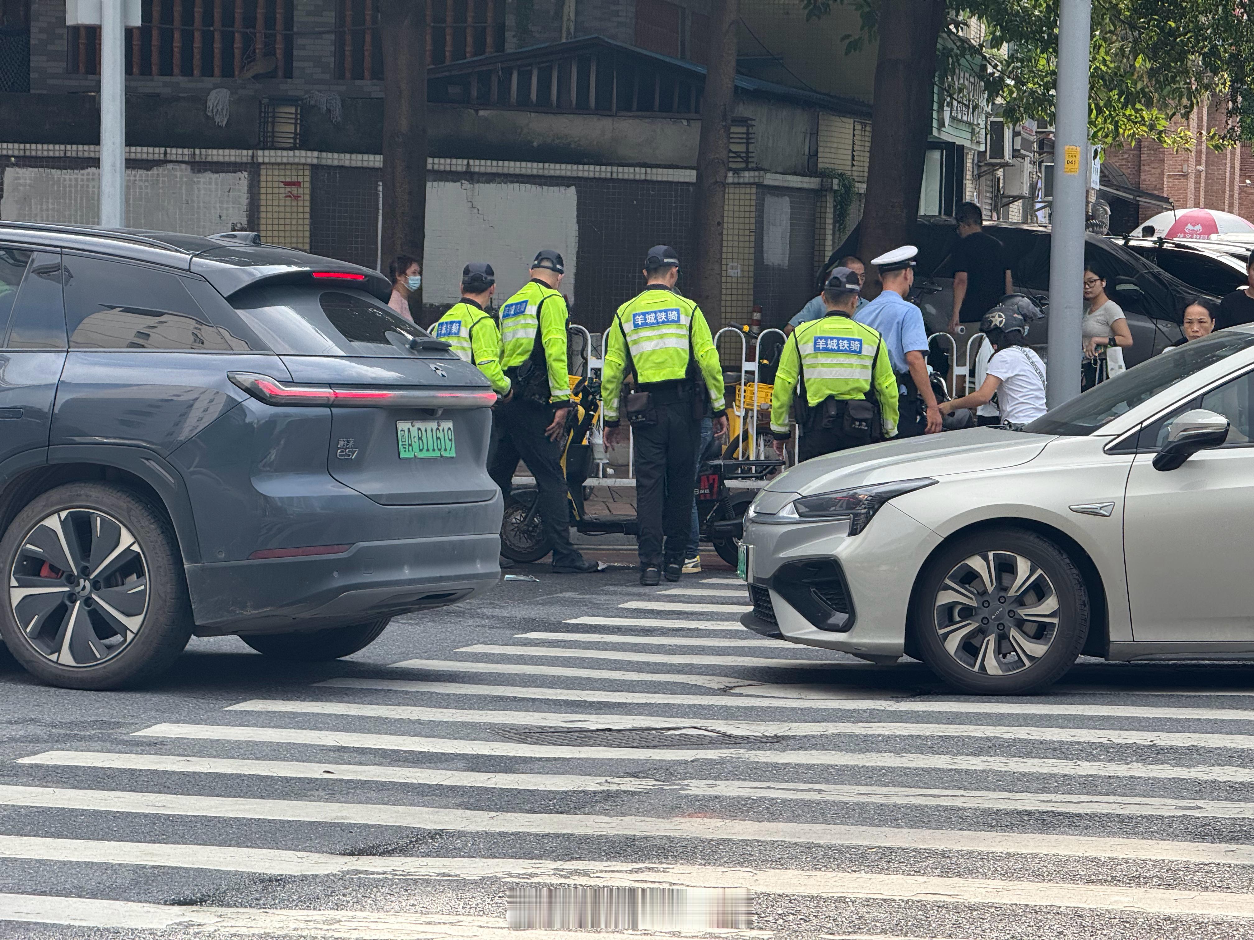 一排铁骑嚟执法整治电动车，好。​​​