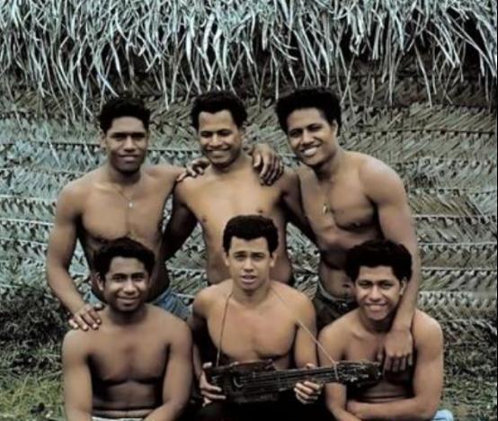 1965年，6名汤加少年，因为上课太无聊，偷了一艘船出海逃学，谁知竟被困在荒岛1