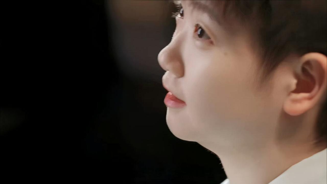 原来真的有人，连睫毛上都沾着光。镜头里的孙颖莎，侧颜线条干净又柔和，长长的睫