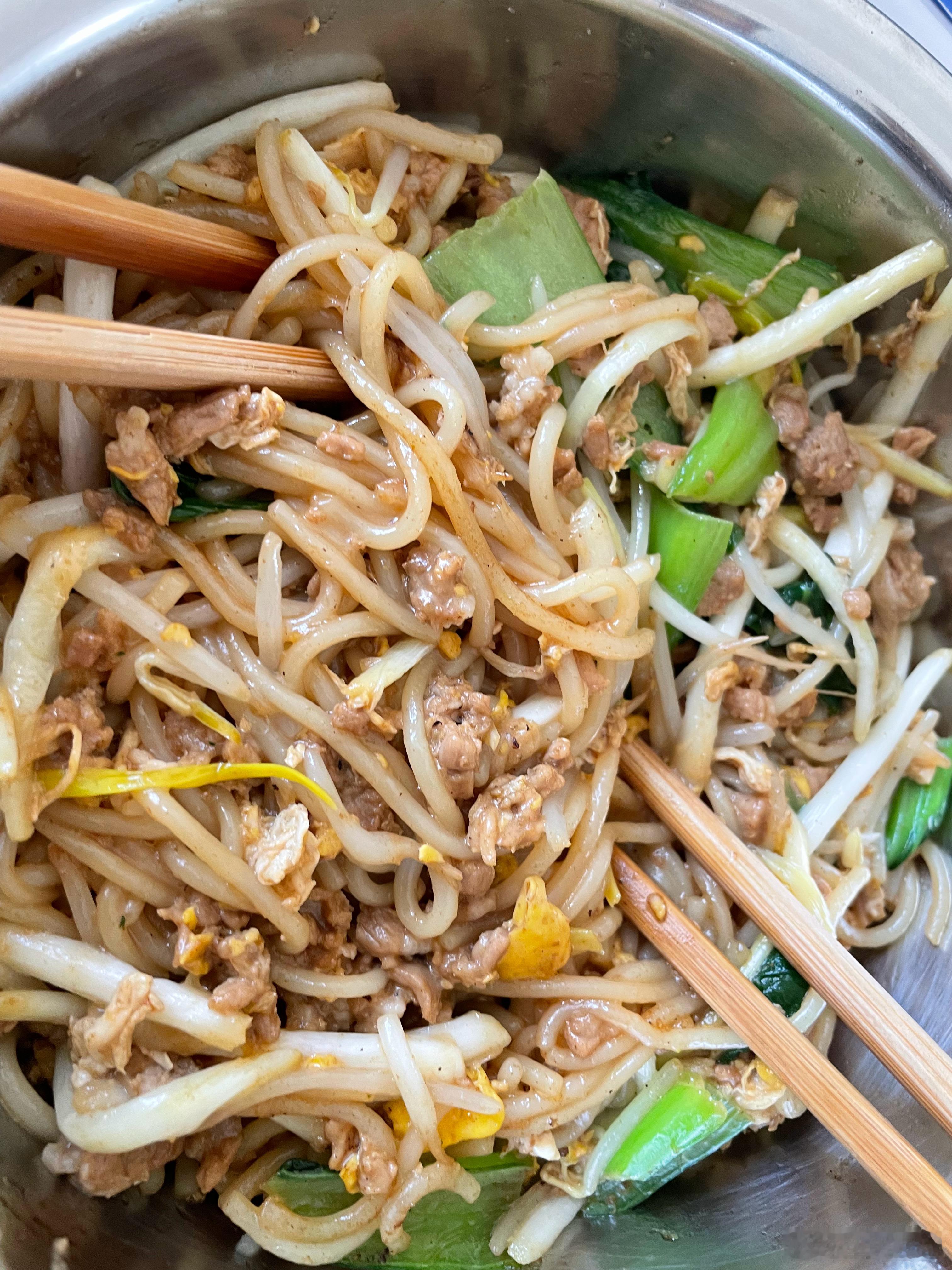 午餐一顿炒粉配排骨午餐