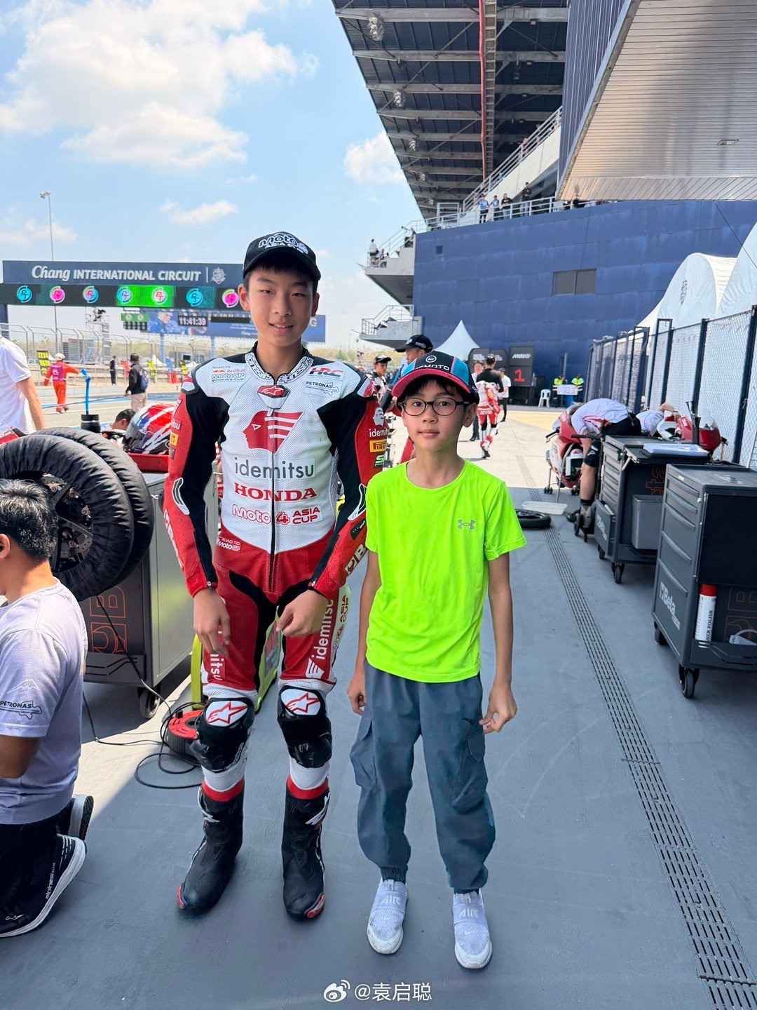 我问小钟，摩托车好玩还是汽车好玩，他说当然摩托车啊，汽车太简单了