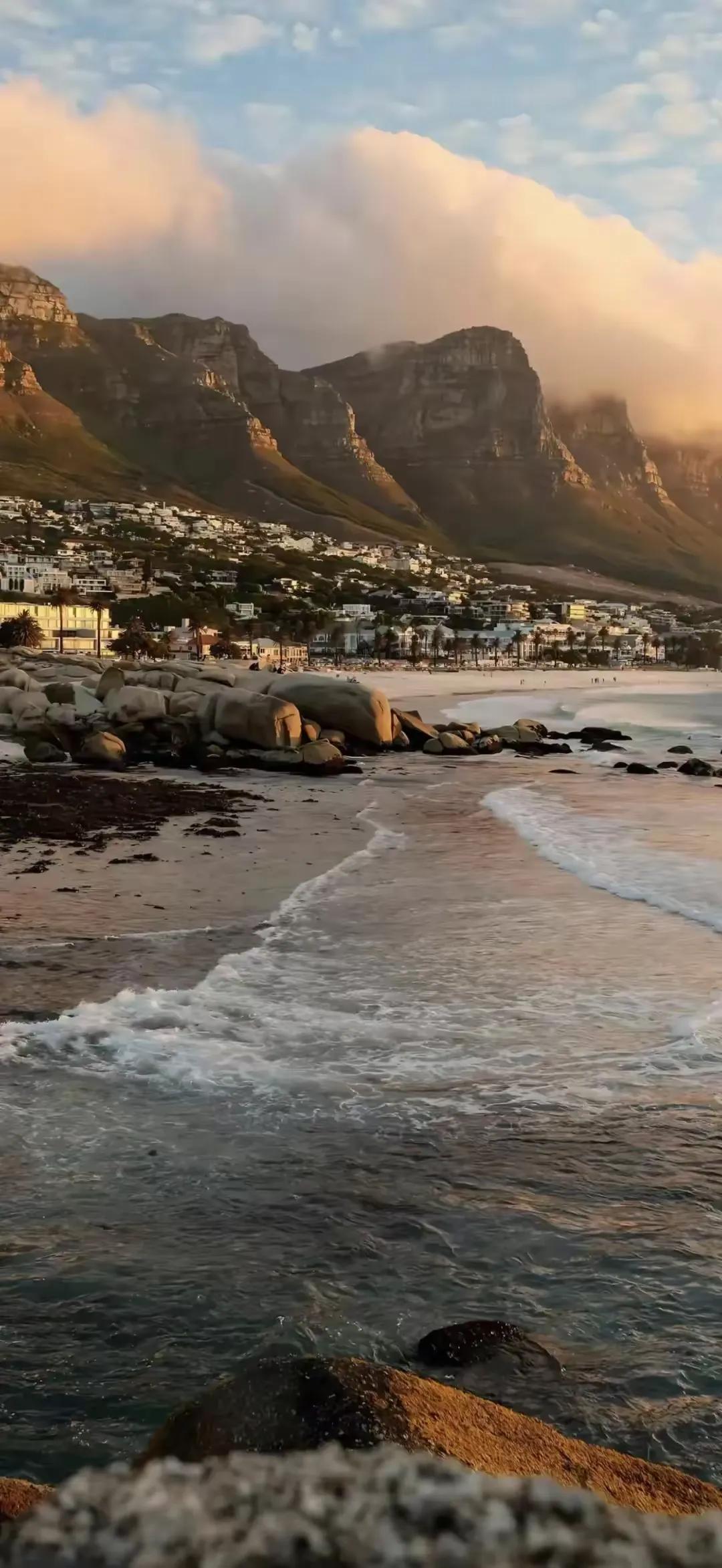 一个干干净净的年轻姑娘，从足疗店前台、收银起步，三个月转做按摩技师，六个月成为S