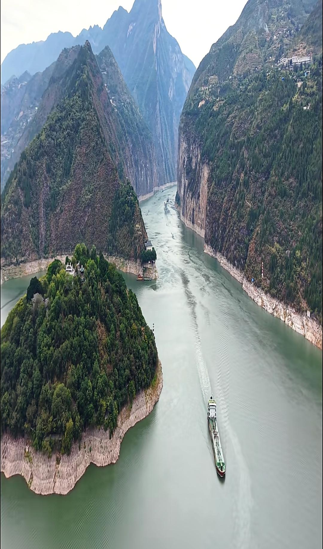 一艘船在峡谷中穿行，景色壮丽。据说这是长江最窄的地方，白帝城就在这里，壮观，漂亮