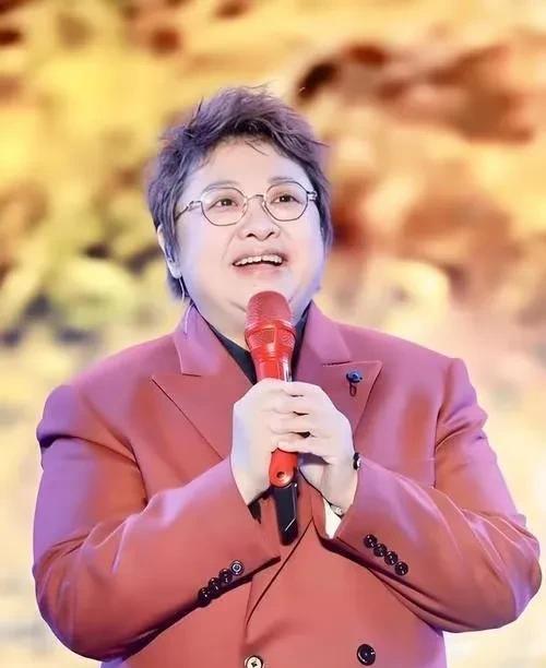 细节见人品这句话永不过时韩红的火绝不是偶然的！主持人问韩红，对于“作家”这