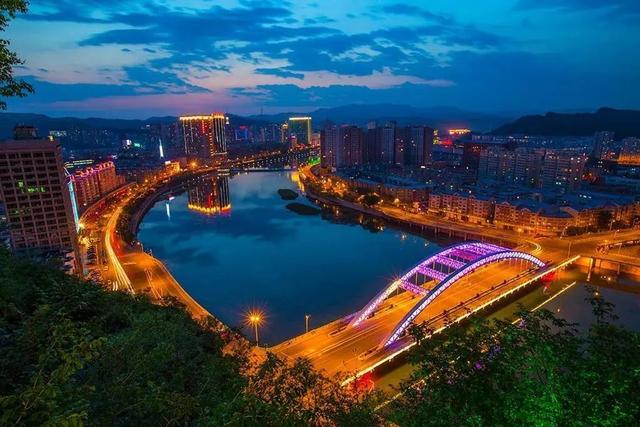 2015年10月，河北承德房价均价5954元；2016年10月，河北承德房价均