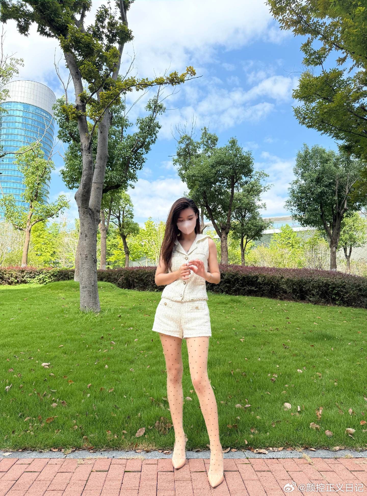 顶级街拍还得是夏天美女绘梦长廊