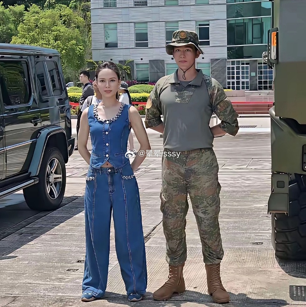你敢相信她六十了么，虽然她没有孩子，但是她的人生活成了花