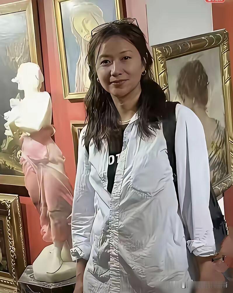 52岁的徐静蕾看着跟普通人一样，她没有化妆，比较低调，一个人去参加画展，估计很多