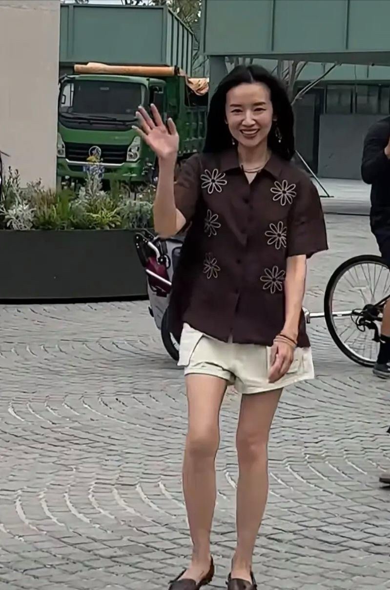真没想到，没了滤镜的董洁，皮肤竟然这么黑，脸上的皱纹啥的，看得清清楚楚，跟直播间