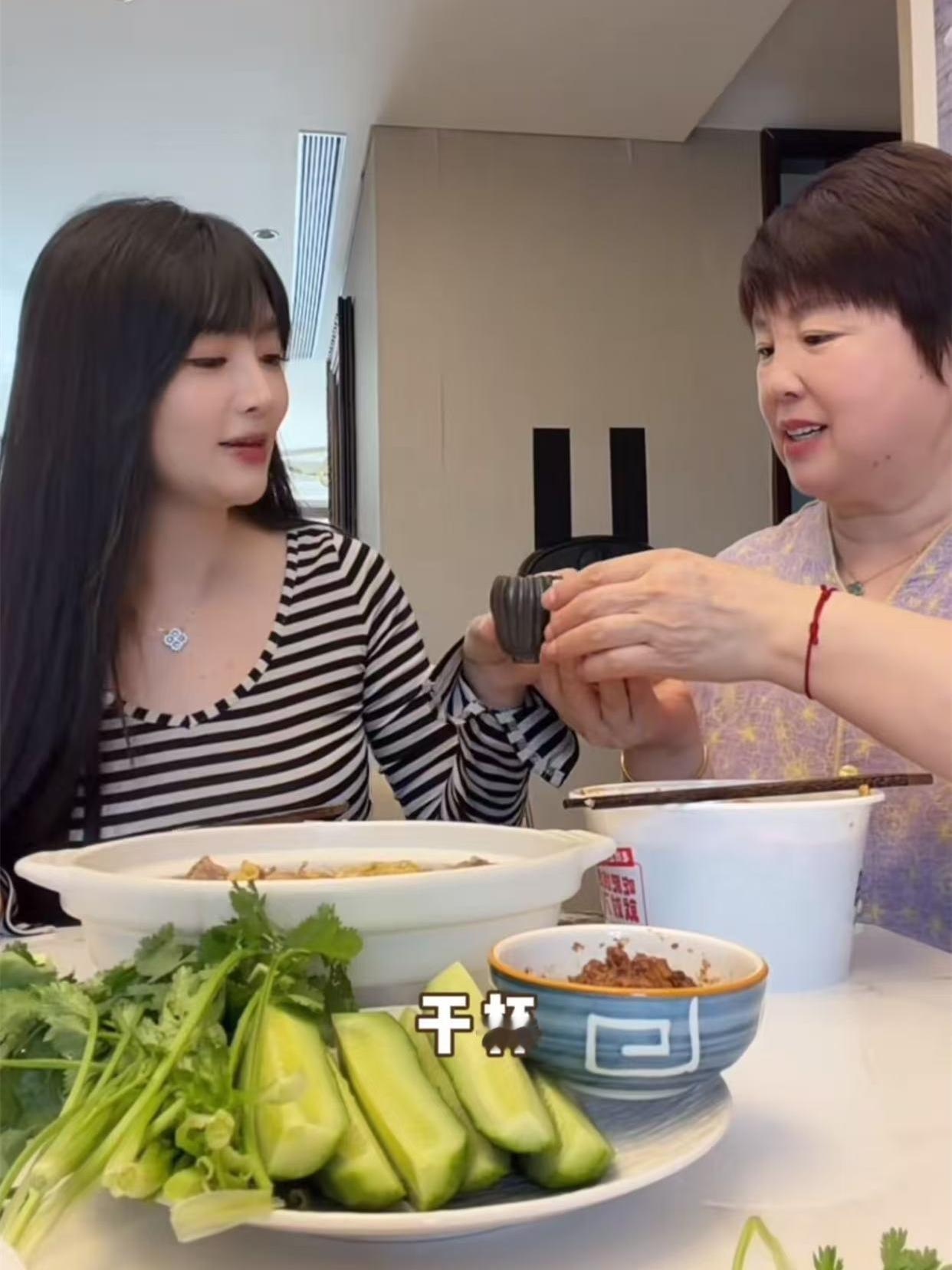 德云社副总烧饼妻子郑胡昕和婆婆的相处状态和方式，属实令德云女孩们羡慕！烧饼到三亚