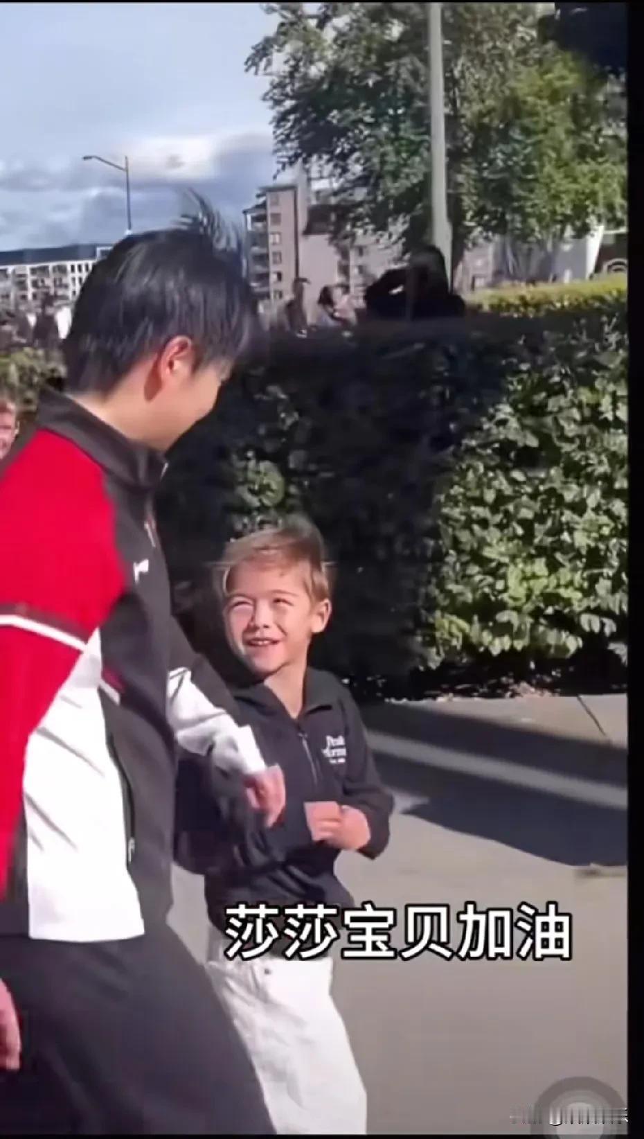 瑞典那小孩是真逗！那天不知咋的，张口就喊莎莎“莎莎宝贝”，把莎莎和德华逗得直