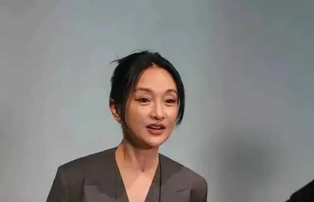 50岁周迅怼脸高清近照：黑眼圈好重，脸上脖子皱纹好多显老了！