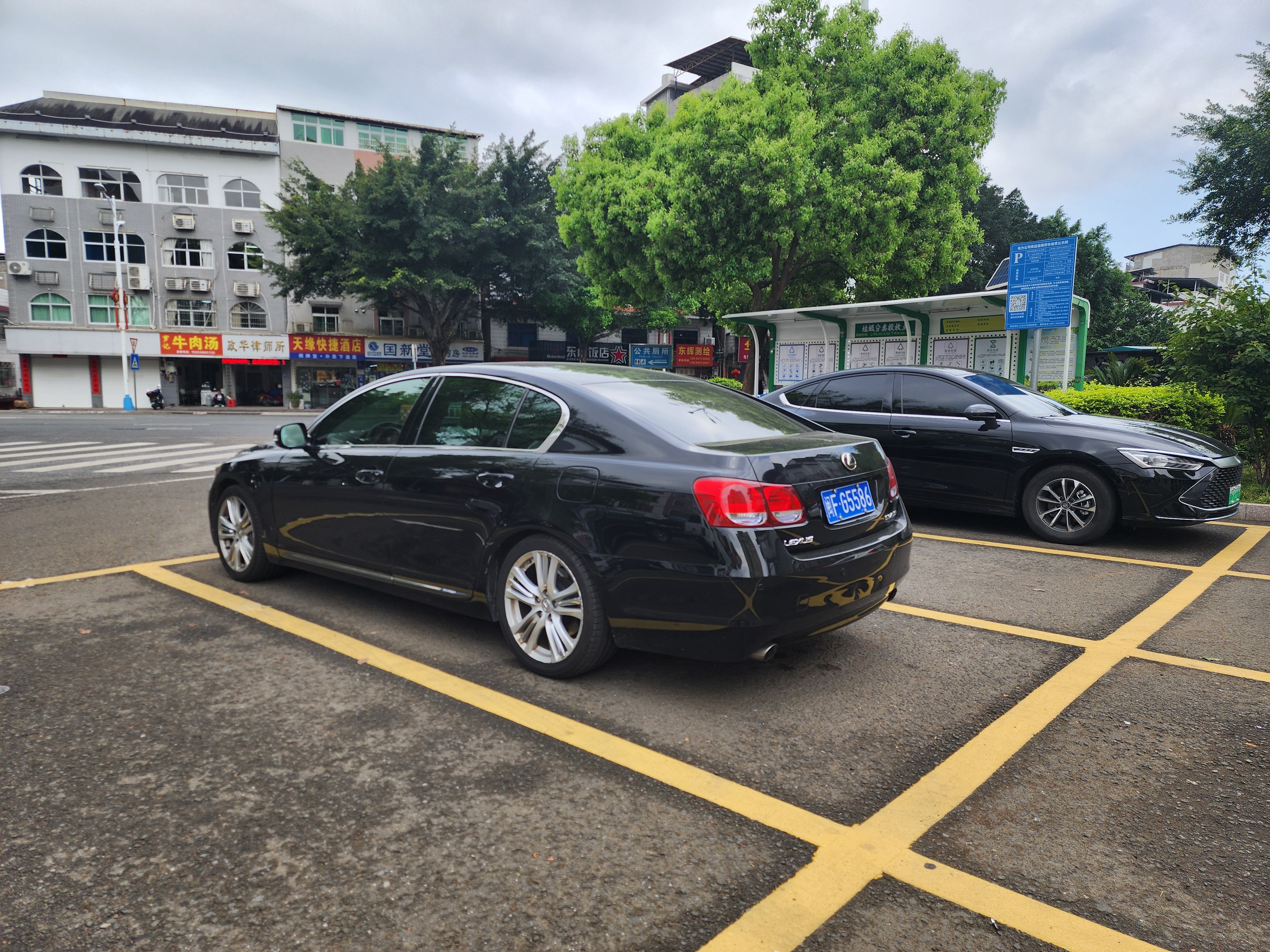 一大早的赏心悦目雅！实在是雅！可以说这是雷克萨斯车系里我最爱的一款车设计前卫且