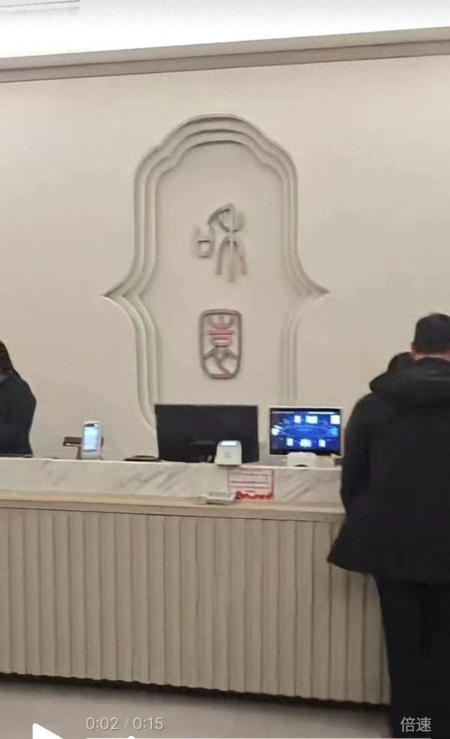 河南周口男子惊魂5分钟强闯女澡堂打人！工作人员未及时阻拦