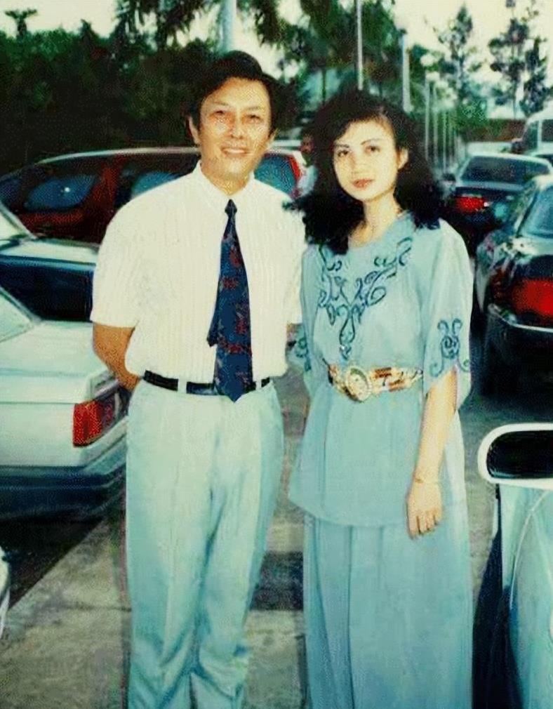 1990年除夕夜，唐国强的妻子洗完澡化完妆，穿上一身新衣，用一根绳子结束了自己的