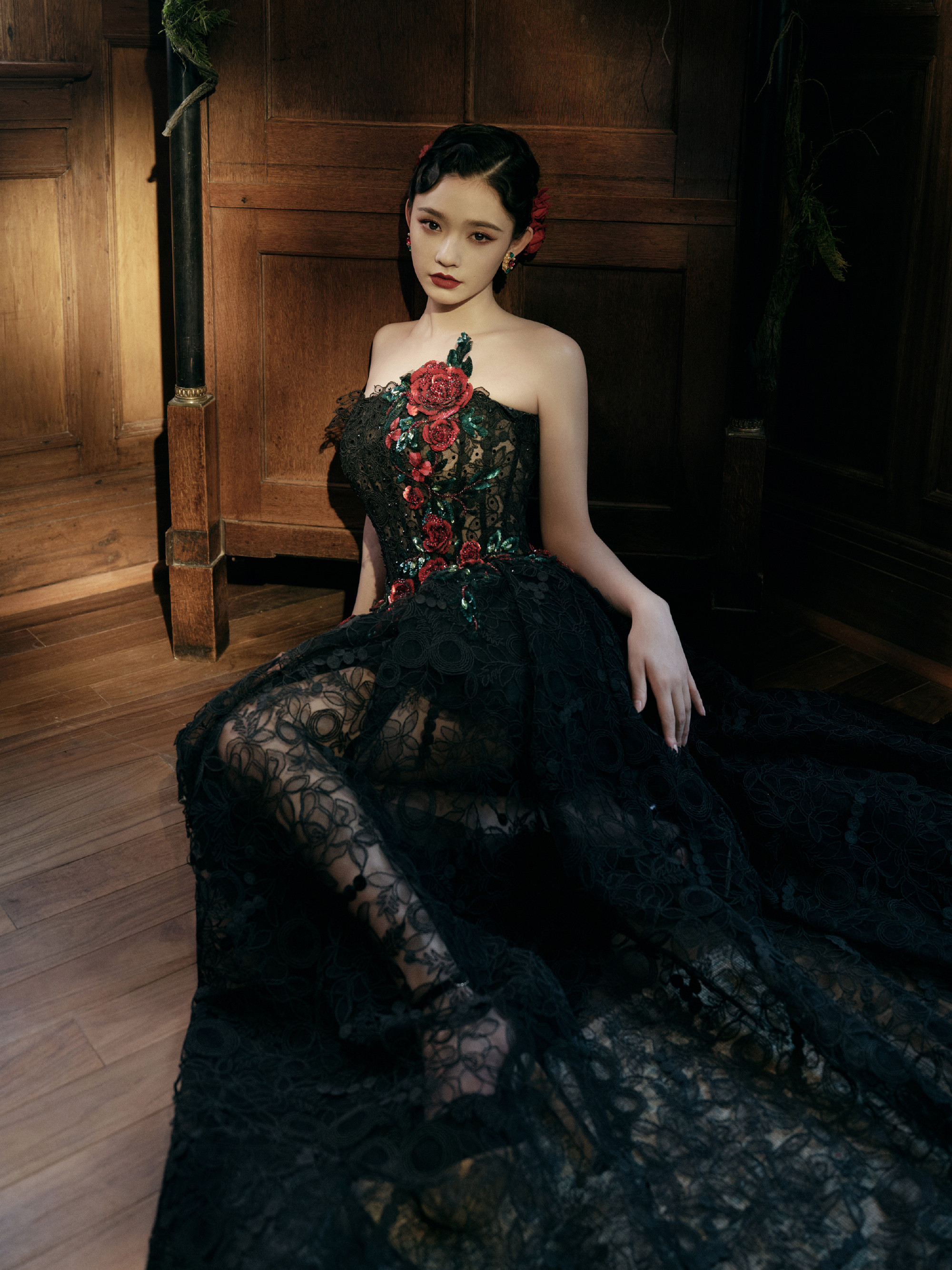 林允浓颜妆造，热烈的玫瑰美人。林允