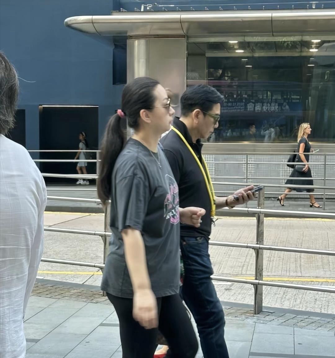 网友偶遇61岁温兆伦和老婆女儿，他们一家三口穿衣打扮朴素。温兆伦的身形肥胖臃肿，