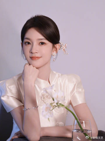 陈瑶素色旗袍拍出东方诗意陈瑶解锁清雅温婉旗袍造型，细腻米白绸缎旗袍勾勒窈窕身段，