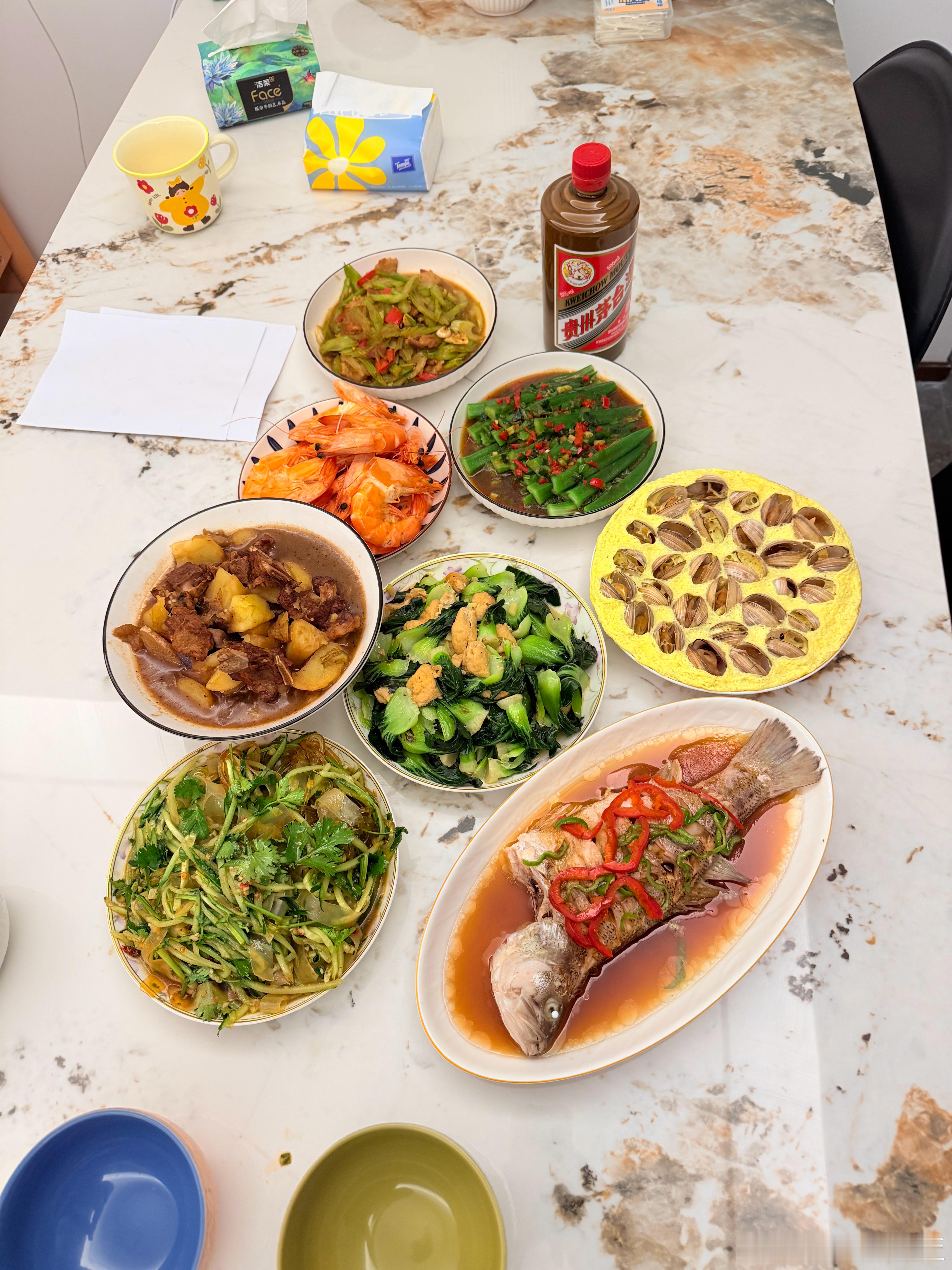 晚上陪老妈老爸吃口饭简单喝了两口然后去西湖转了转！最近工作太忙没时间陪家人