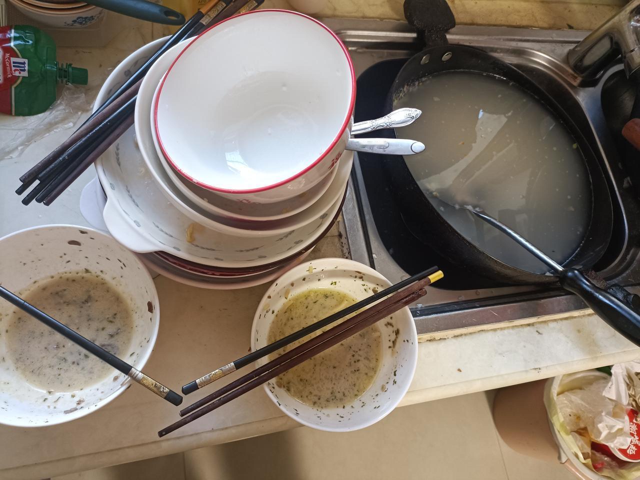 凭什么洗碗就该是女人的天职？真搞不懂，自古谁立下的规矩，洗碗就得女人来扛？