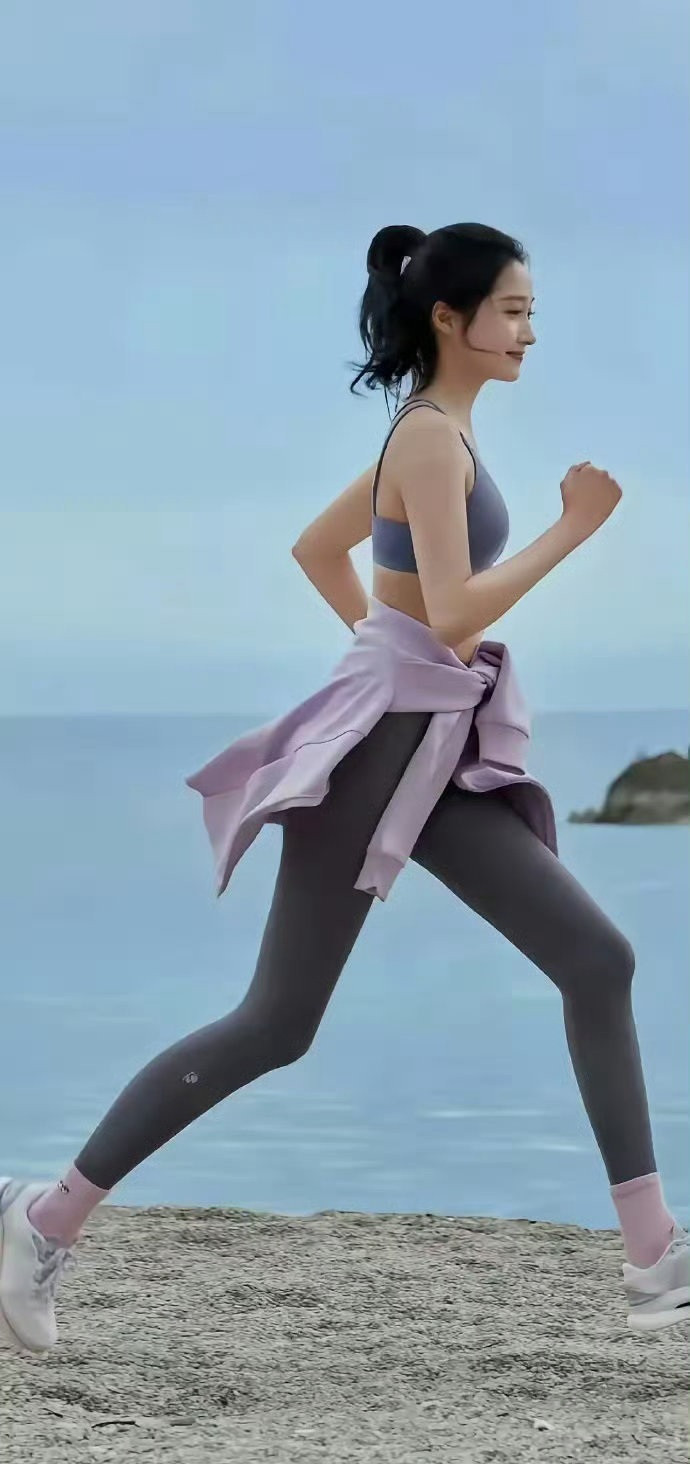 关晓彤应该是内娱为数不多的纯天然美女，就是缺少了一点女人味​​​