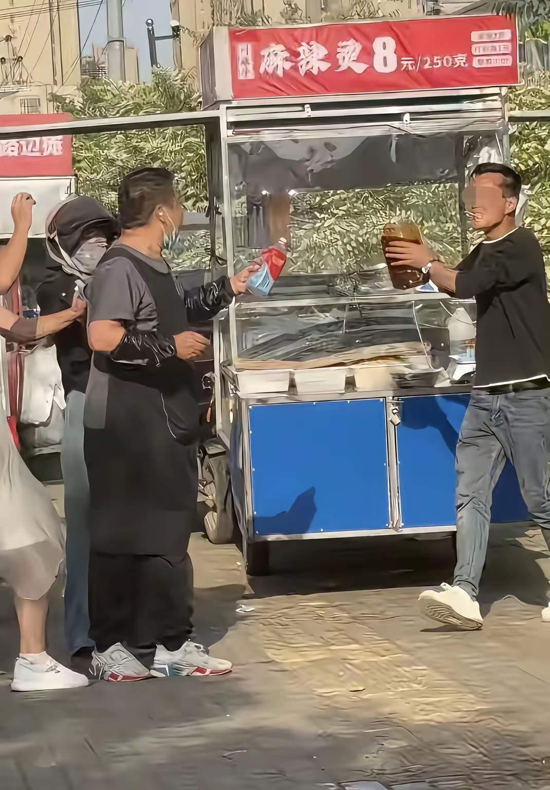女孩为了赢得争吵脱掉内衣当武器！街头摆摊抢地盘，两家商户为了争个好位置起了冲突