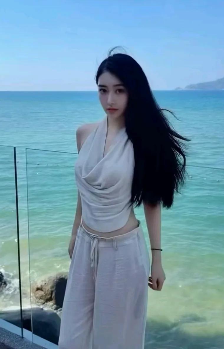 碧海潮生处，美人倚栏杆。