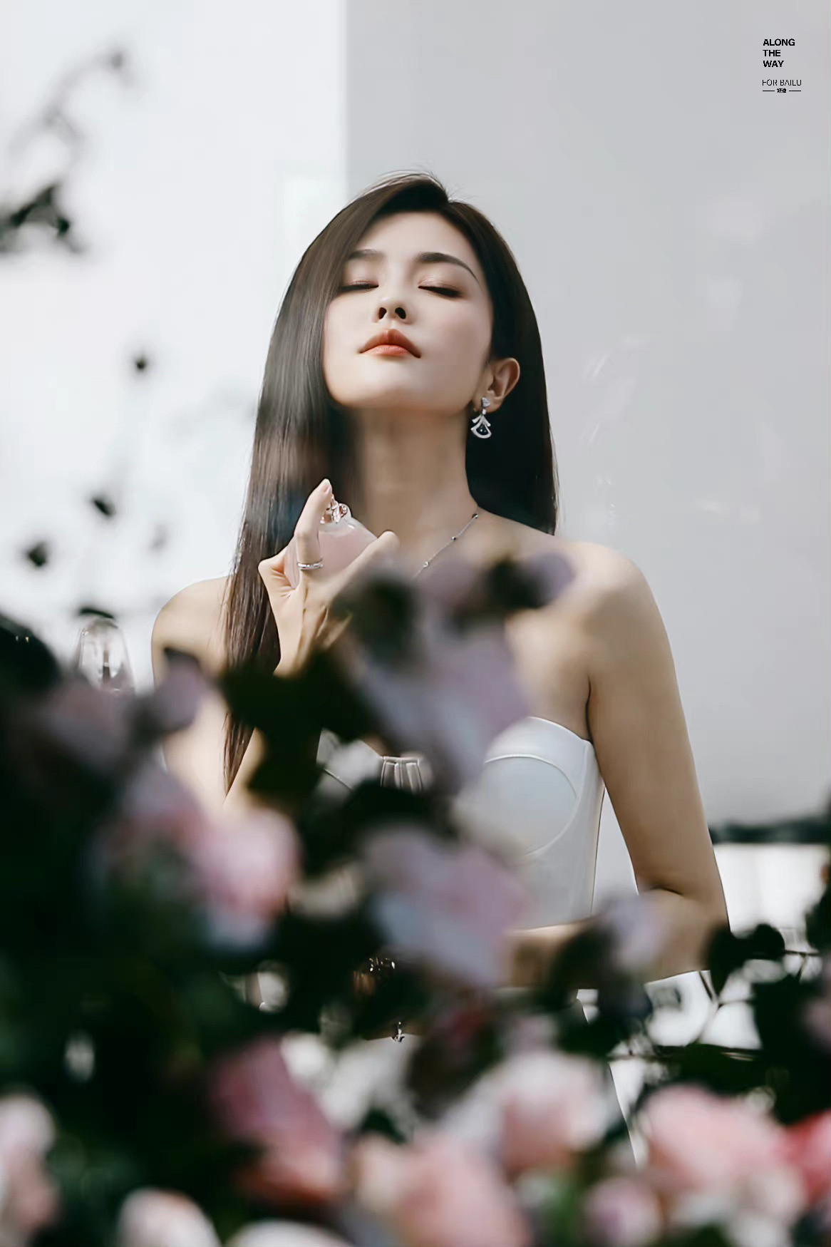 白鹿活动现场，抹胸白裙穿搭生图，好有气质的白梦妍。白鹿