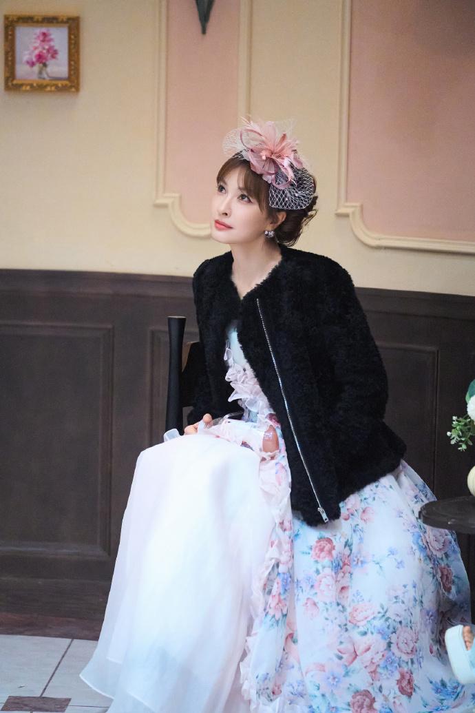 今天吴昕拍摄了一组很美的大片，她这次看起来非常的美，像个漂亮的花仙子，令人动容。