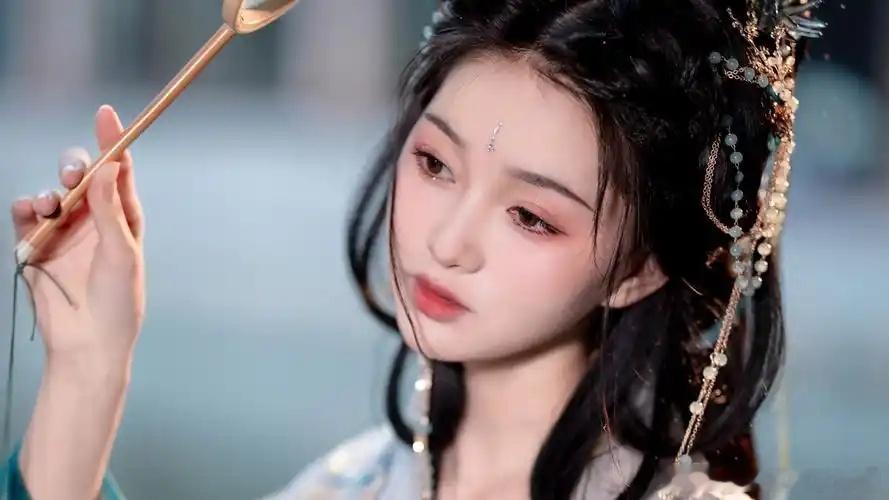 属狗人一生的贵人属狗人一生的贵人是属兔人。属兔人的个性十分温柔善良，并且为人处事