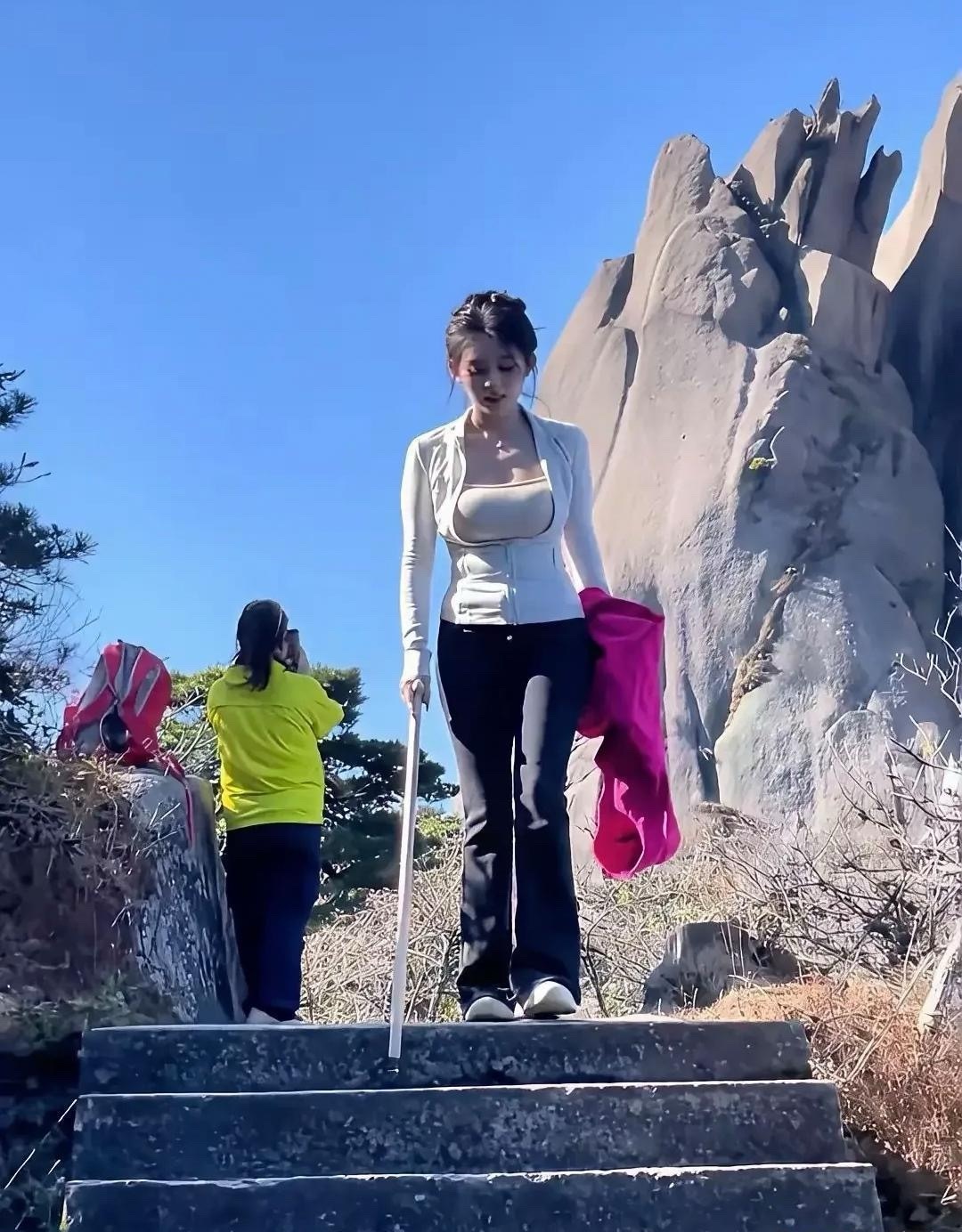 她到底是怎么做到的？该有肉的地方有肉，该瘦的地方巨瘦，比例真的绝了。这种身材也太