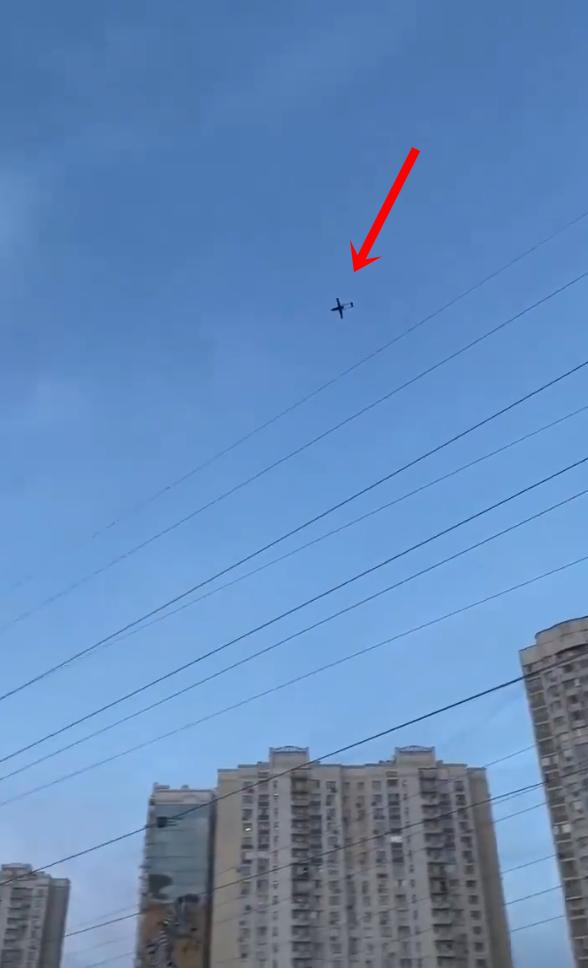 昨天的莫斯科有点热闹。数百架乌克兰无人机光临了俄防空力量最强、集中度最高的莫斯科