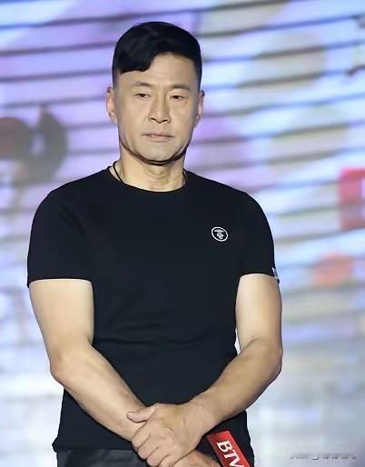于荣光怎么也想不通，结婚35年，钱他赚、饭他做，自己几乎没有任何绯闻，对妻子宠爱